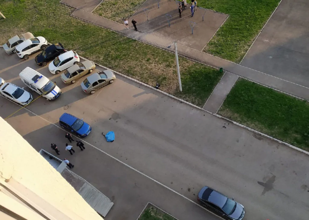 В Стерлитамаке девушка упала с многоэтажного дома. Видео 18+