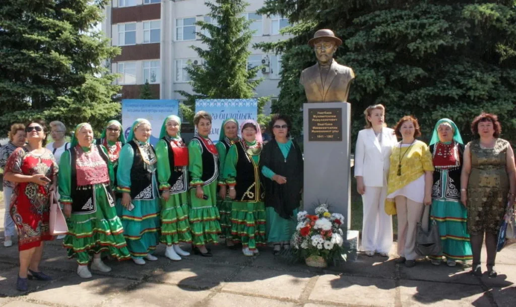 На площади перед СФ БашГУ открыли Аллею ученых и писателей