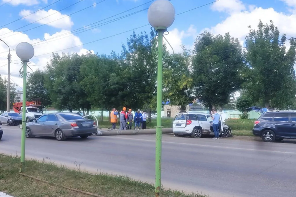В Стерлитамаке при столкновении двух авто рухнула электроопора