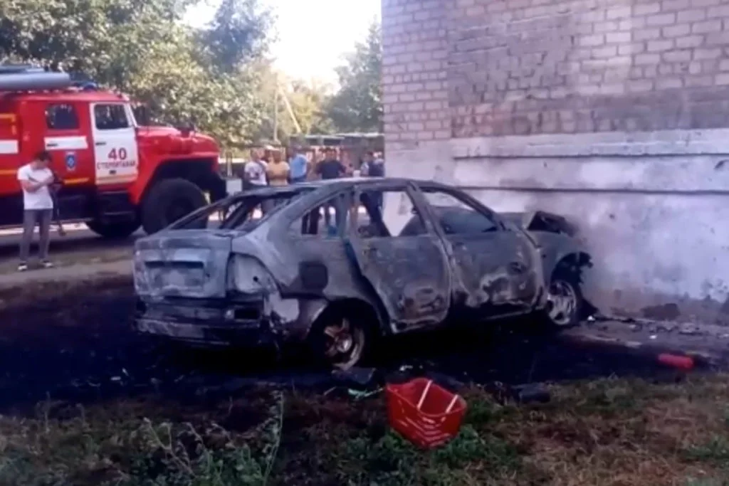 В Стерлитамаке авто влетело в жилой дом и загорелось, водитель не смог выбраться