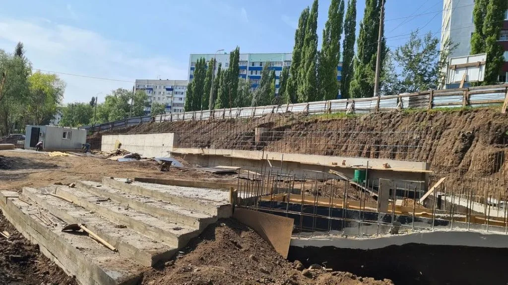На набережной Стерли в Стерлитамаке готовят место для тротуаров, возводят фундамент для лестниц
