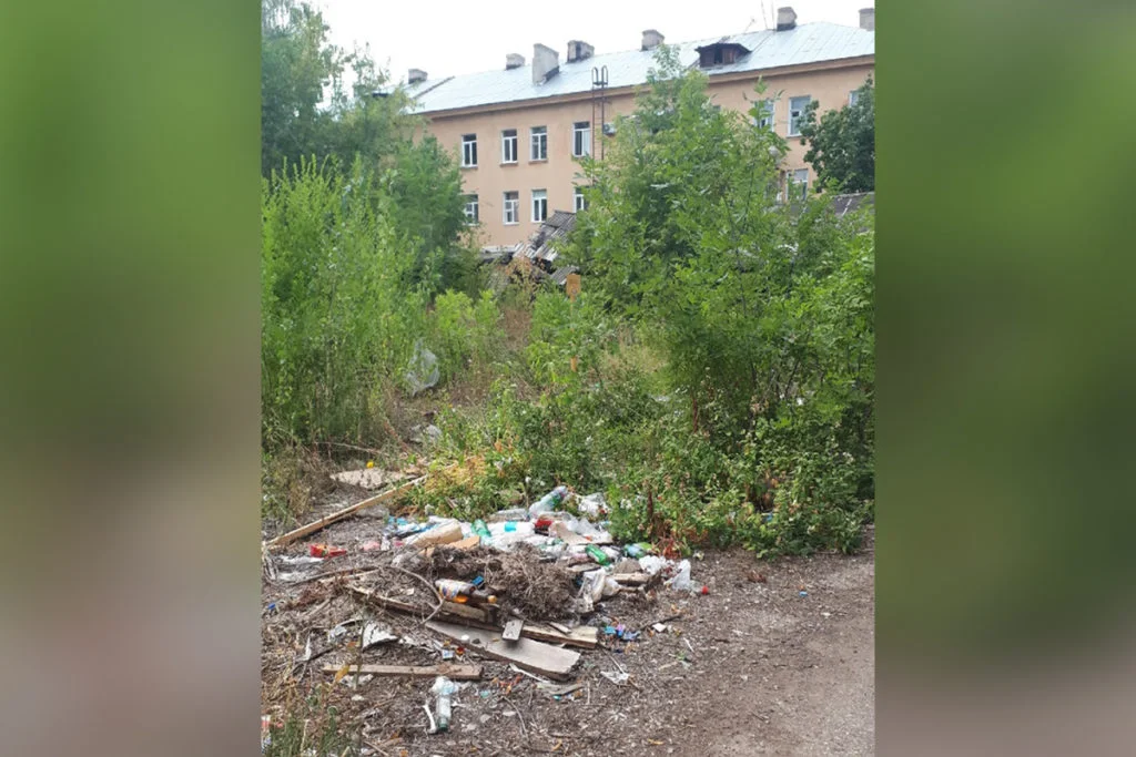 «Второй год об этом пишу»: жительница Стерлитамака просит убрать свалку и заброшенные гаражи во дворе