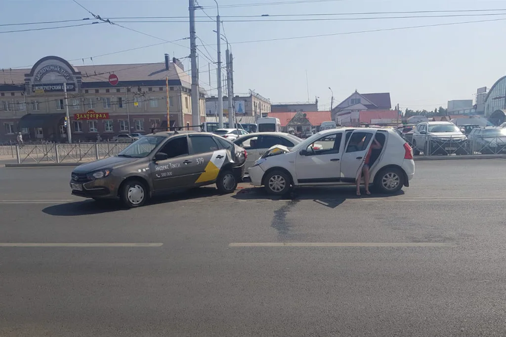 В Стерлитамаке пьяная женщина за рулем иномарки въехала в такси, пострадал ребенок
