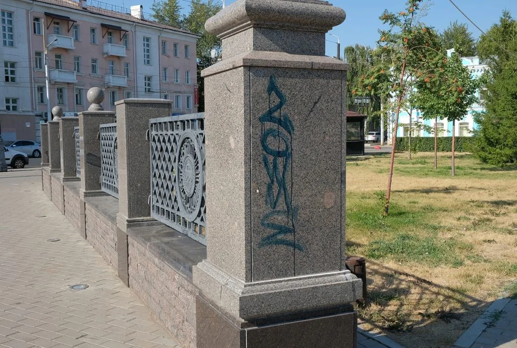 Открытые колодцы и исписанный сквер: мэр Стерлитамака осмотрел городские улицы