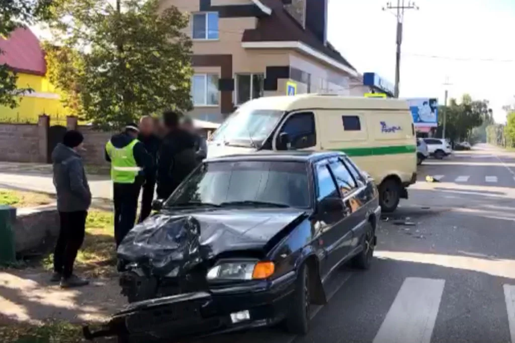 В Стерлитамаке легковушка влетела в инкассаторскую машину