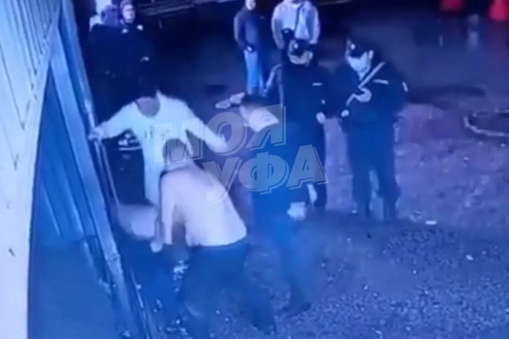 В Стерлитамаке возле ночного клуба произошла драка на глазах у бездействующих росгвардейцев