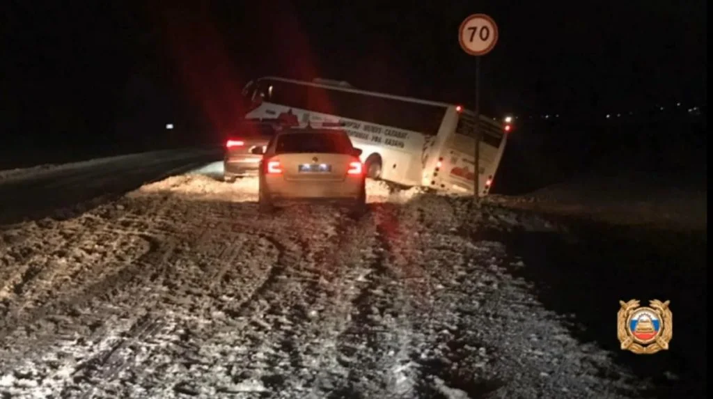 В Стерлитамакском районе столкнулись автобус с пассажирами и легковушка
