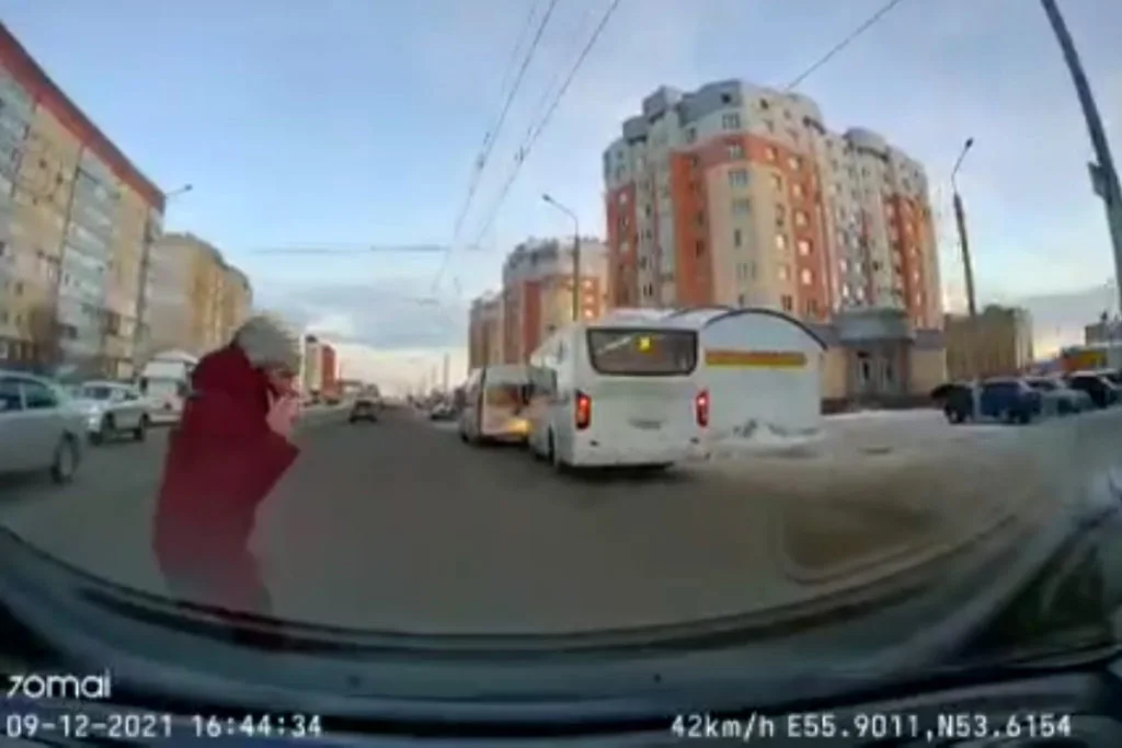В Стерлитамаке сбили женщину на «зебре», горожанка госпитализирована: видео с регистратора