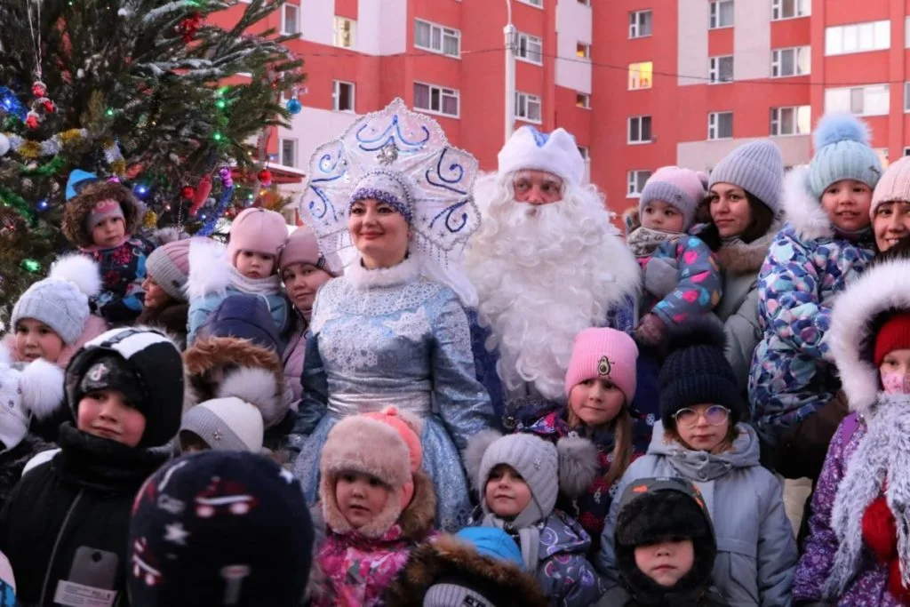 В Стерлитамаке во дворе дома на ул. Артема открылся новогодний городок