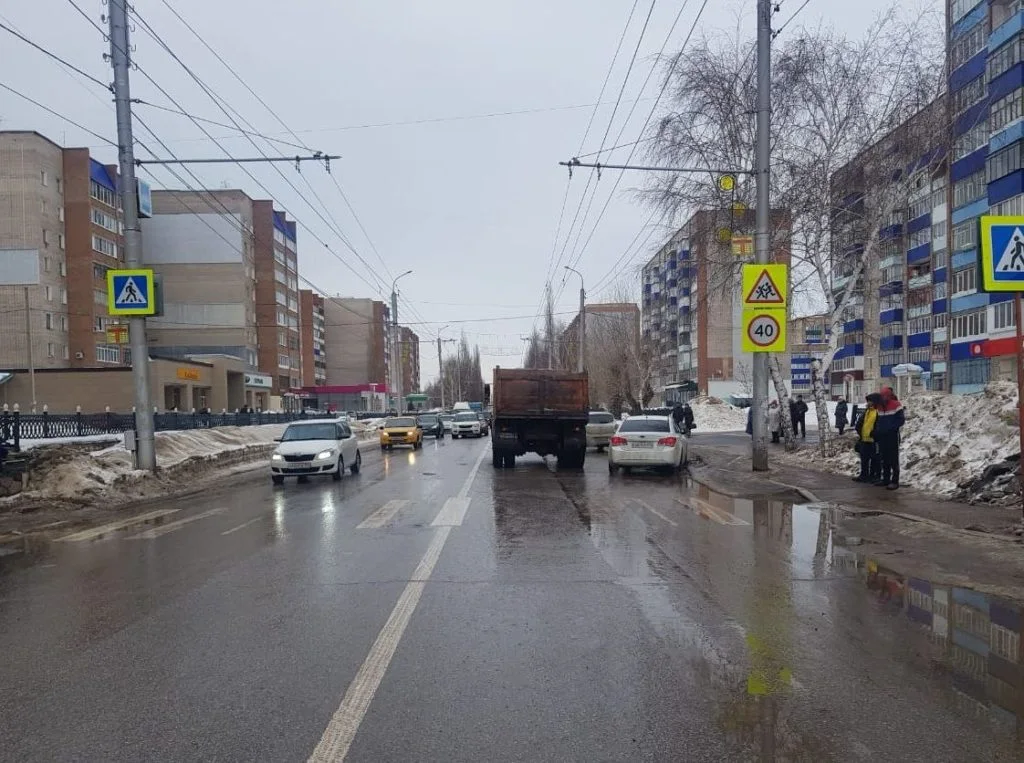 В Стерлитамаке КамАЗ сбил пожилого пешехода, женщина в больнице