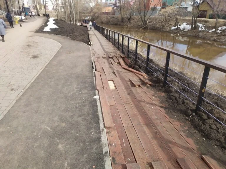 В Стерлитамаке был разрушен участок деревянного настила на набережной Стерли