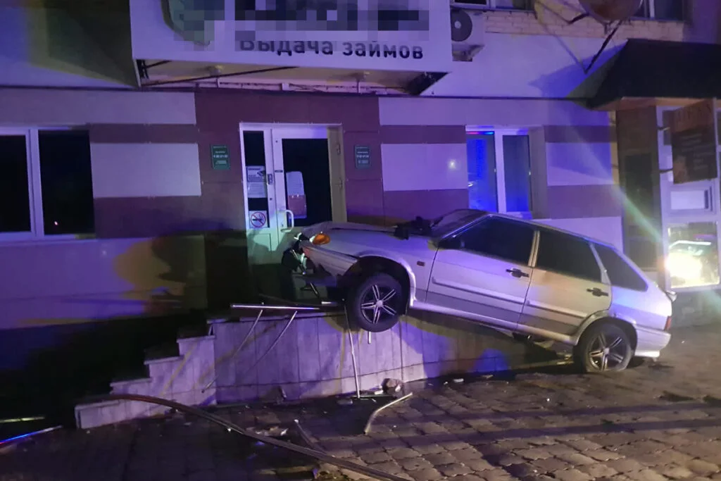 В Стерлитамаке девушка за рулем авто налетела на лестницу офиса микрозаймов