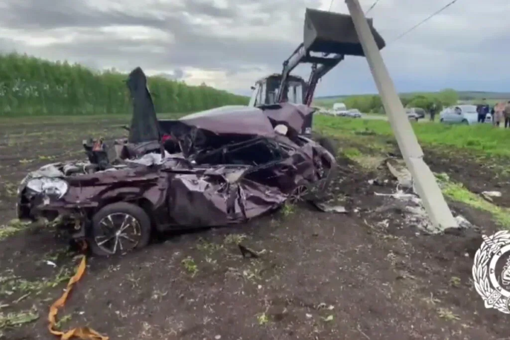 В Стерлитамакском районе авто налетело на электроопору, водитель скончался