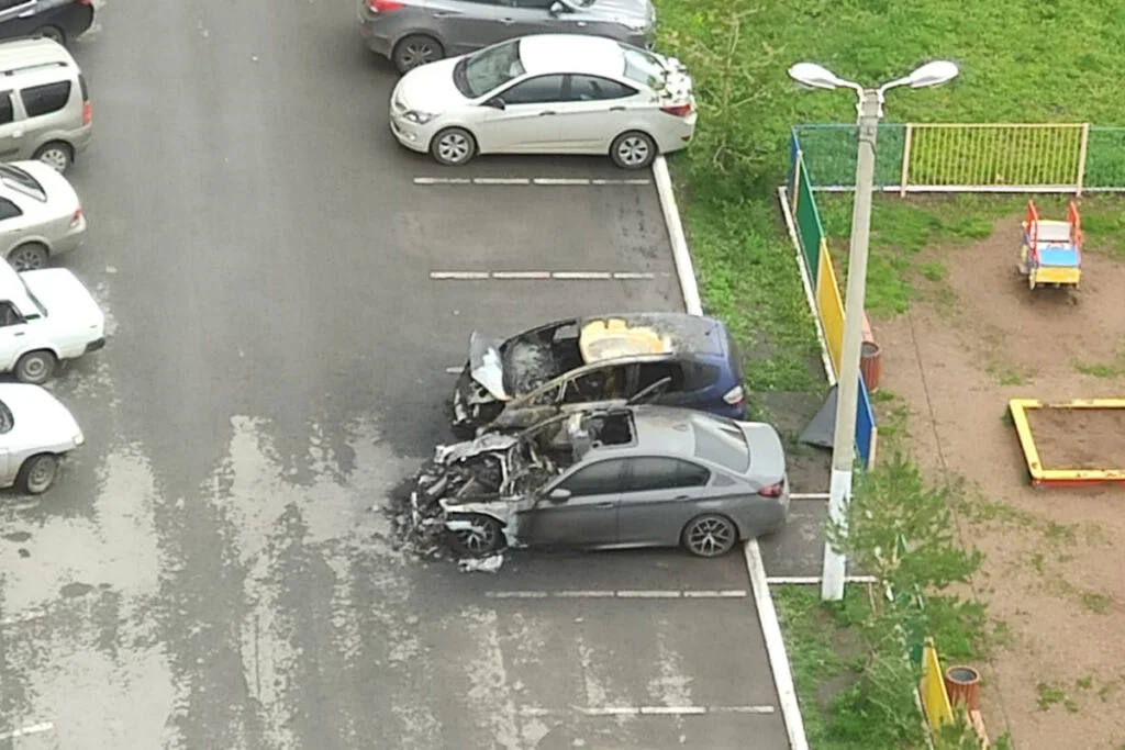 В Стерлитамаке ночью загорелась иномарка, пламя повредило еще два автомобиля