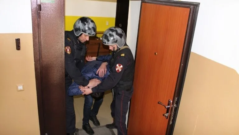В Стерлитамаке бывший заключенный напал с ножом на мужчину и угрожал экс-супруге