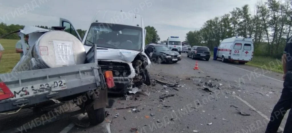 На трассе Стерлитамак-Салават столкнулись автобус и два легковых авто: есть пострадавшие