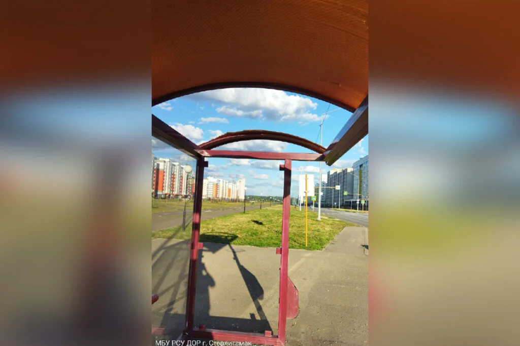 В Стерлитамаке вандалы сломали крышу остановки и разбили стекло