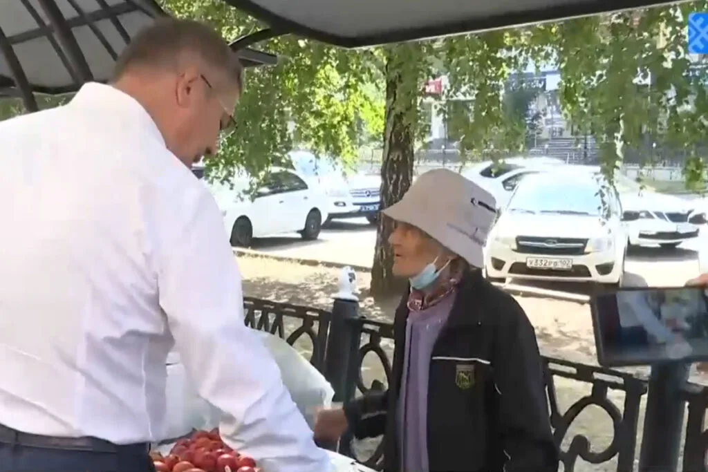 Радий Хабиров скупил весь товар у бабушки-садовода в Стерлитамаке