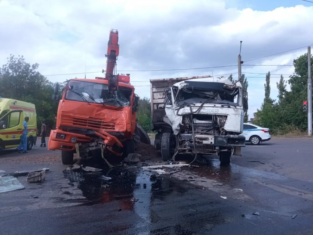 В Стерлитамаке столкнулись КамАЗ и Самосвал: в ГИБДД сообщили подробности