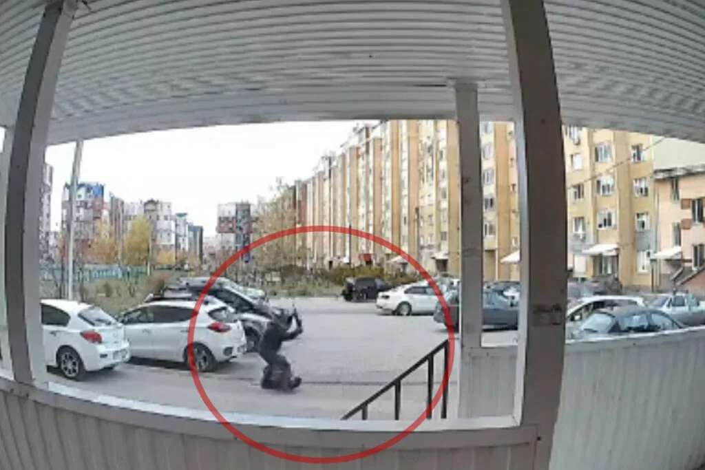 В одном из дворов микрорайона Лазурный произошла драка с оружием
