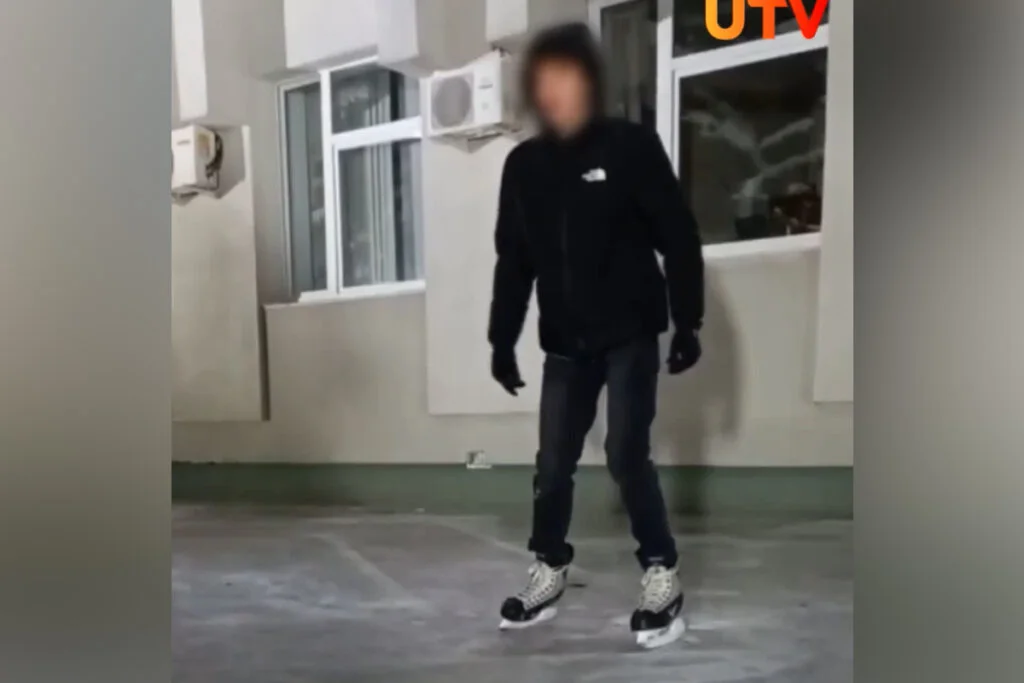 В Стерлитамаке молодые люди опробовали «каток», образовавшийся у администрации