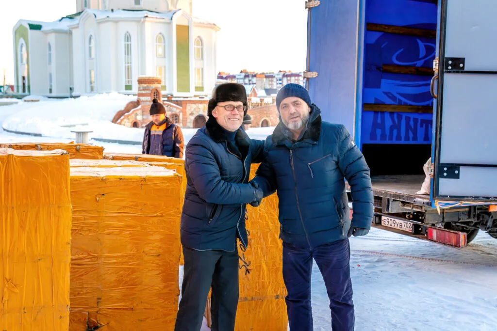 СРЦ «Галактика» передали мечети «Мухаммадсалим» люстру, которая будет украшать центральный зал