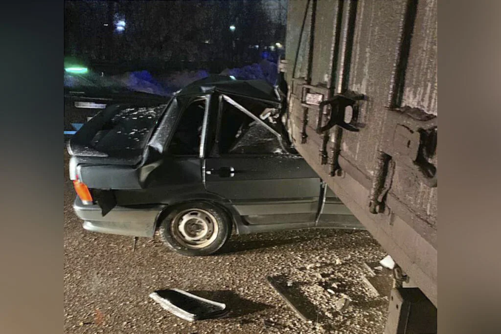 В Стерлитамаке автомобиль влетел в грузовик, есть пострадавший