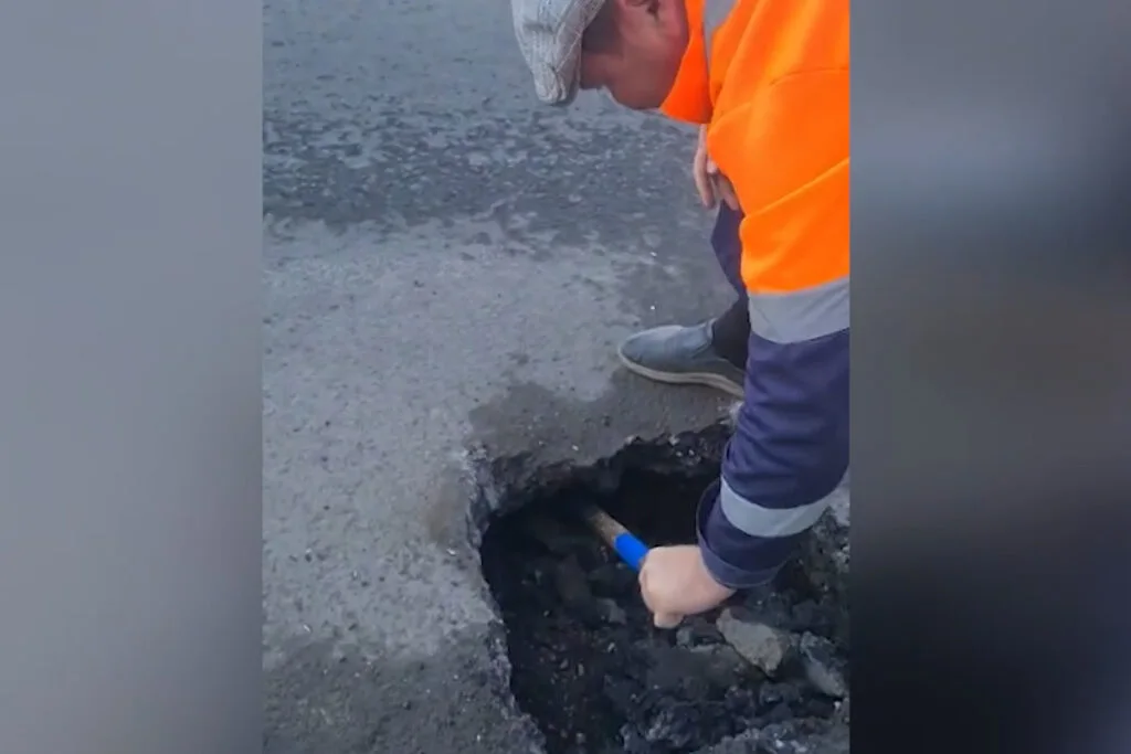 В Стерлитамаке образовался провал почвы под дорожным полотном на ул. Худайбердина