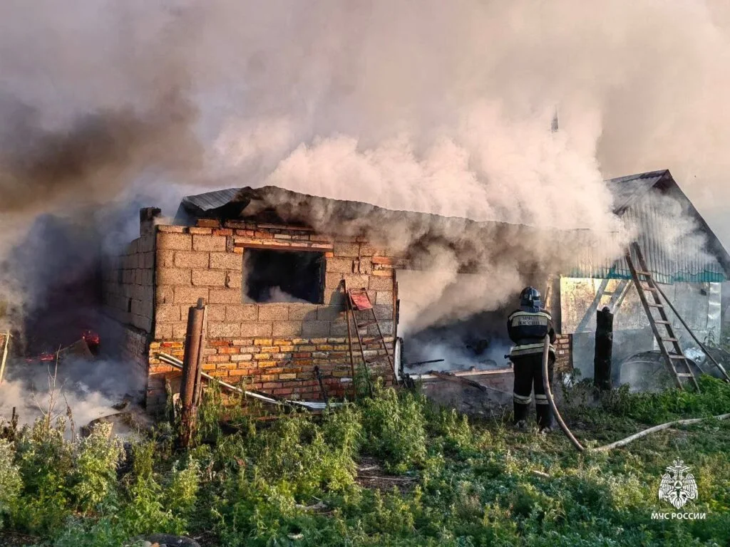 В Стерлитамаке в утреннем пожаре в частном доме погибла женщина