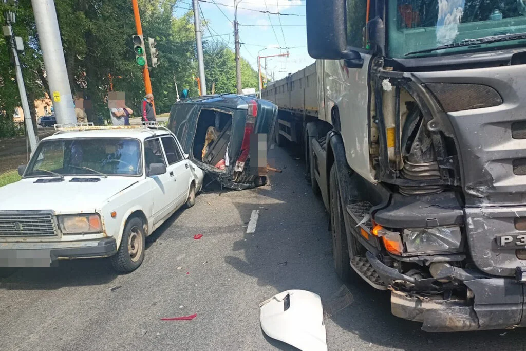 В Стерлитамаке столкнулись грузовик и два легковых авто