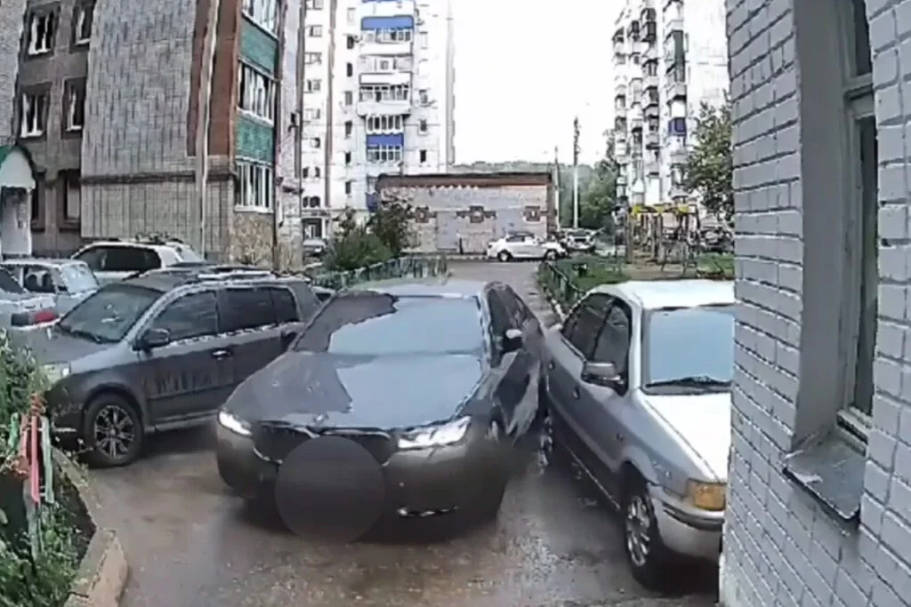 В Стерлитамаке водитель, сбивая авто, проехал к подъезду, а позже — попал в наркологию
