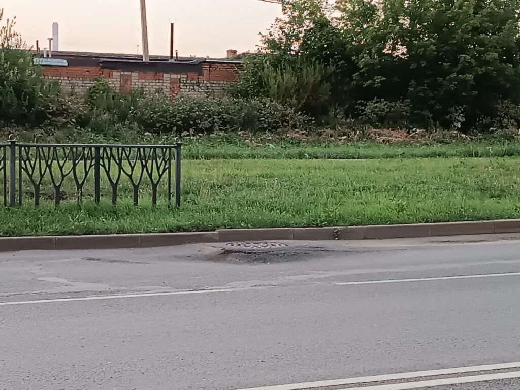 В Стерлитамаке на ул. Строителей просел участок асфальта