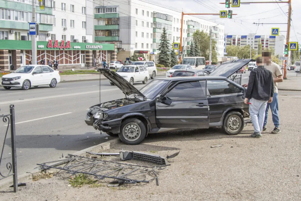 В Стерлитамаке на ул. Худайбердина автомобиль влетел в забор