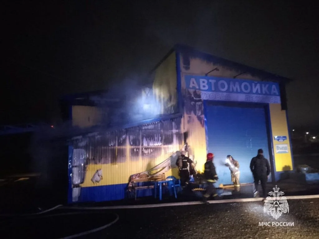 В Стерлитамаке ночью загорелась автомойка