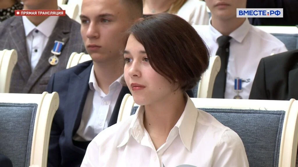 Девочку из Стерлитамака, спасшую из пожара брата и сестер, наградили медалью в Москве