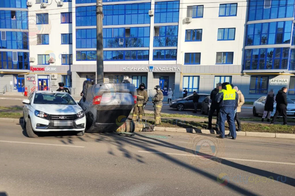 В Стерлитамаке из-за автоледи перевернулся автомобиль
