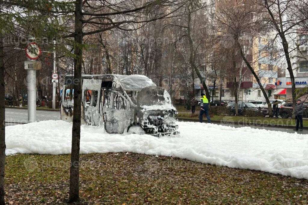 В Стерлитамаке на пр. Октября сгорел микроавтобус