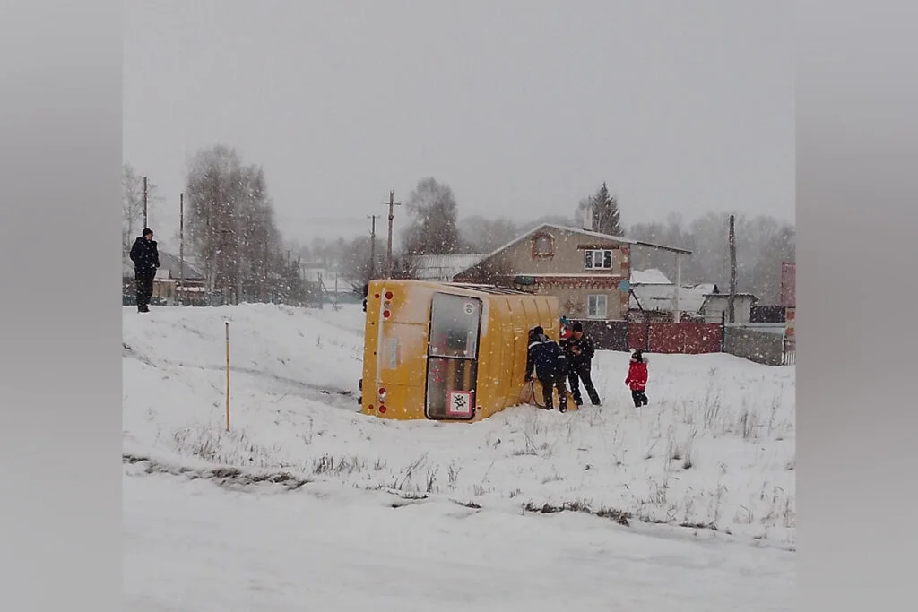 В Стерлитамакском районе школьный автобус с детьми опрокинулся на бок, съехав с дороги