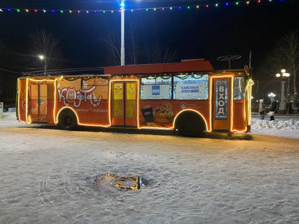 В Стерлитамаке в новогоднем городке начал работу троллейбус-кафе