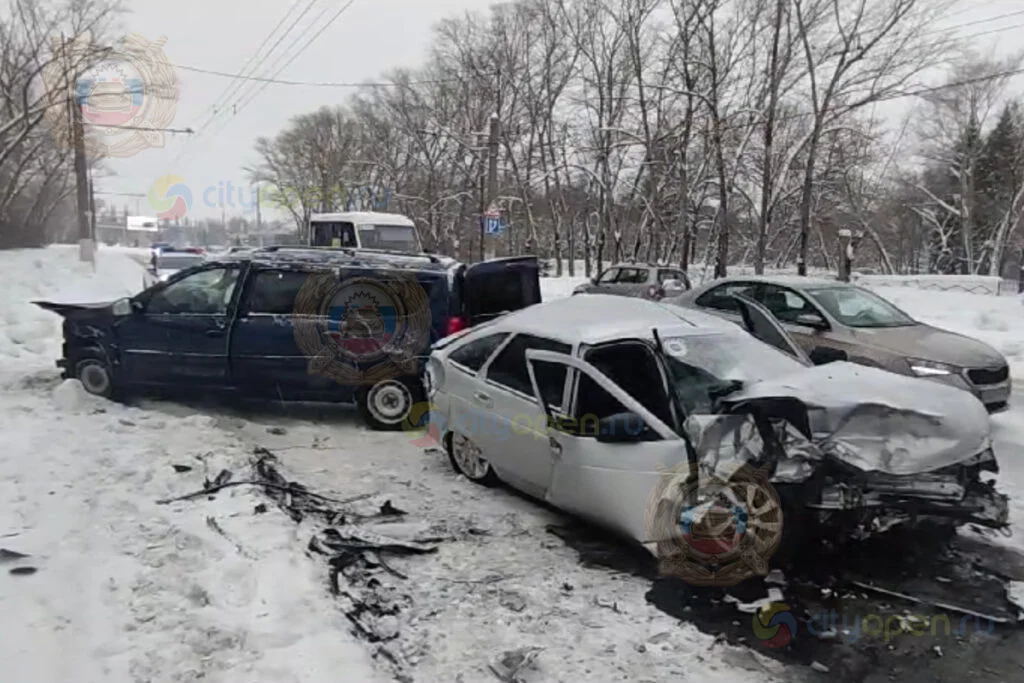 В Стерлитамаке при столкновении двух авто пострадали три человека