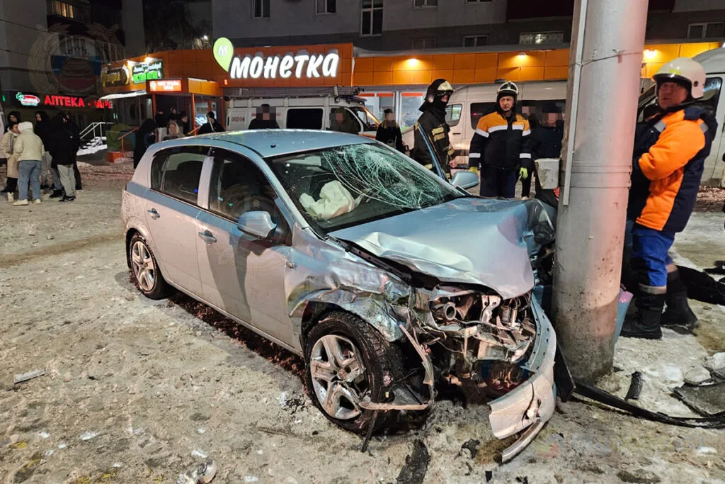 В Стерлитамаке столкновение двух авто привело к наезду на троих пешеходов