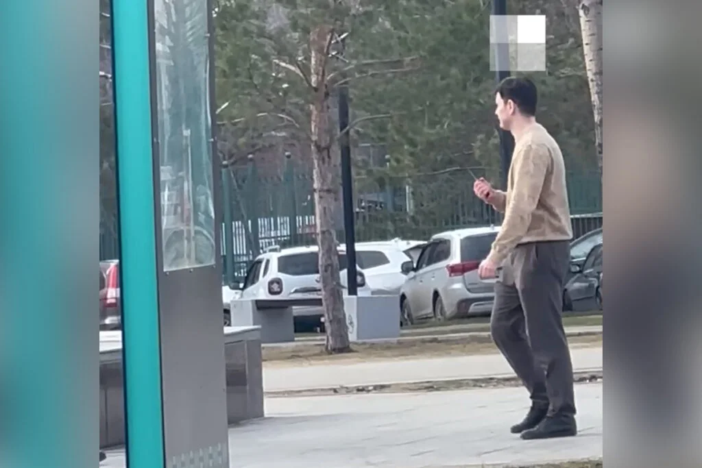 В Уфе неадекватный мужчина ранил себя ножом и напал на полицейских