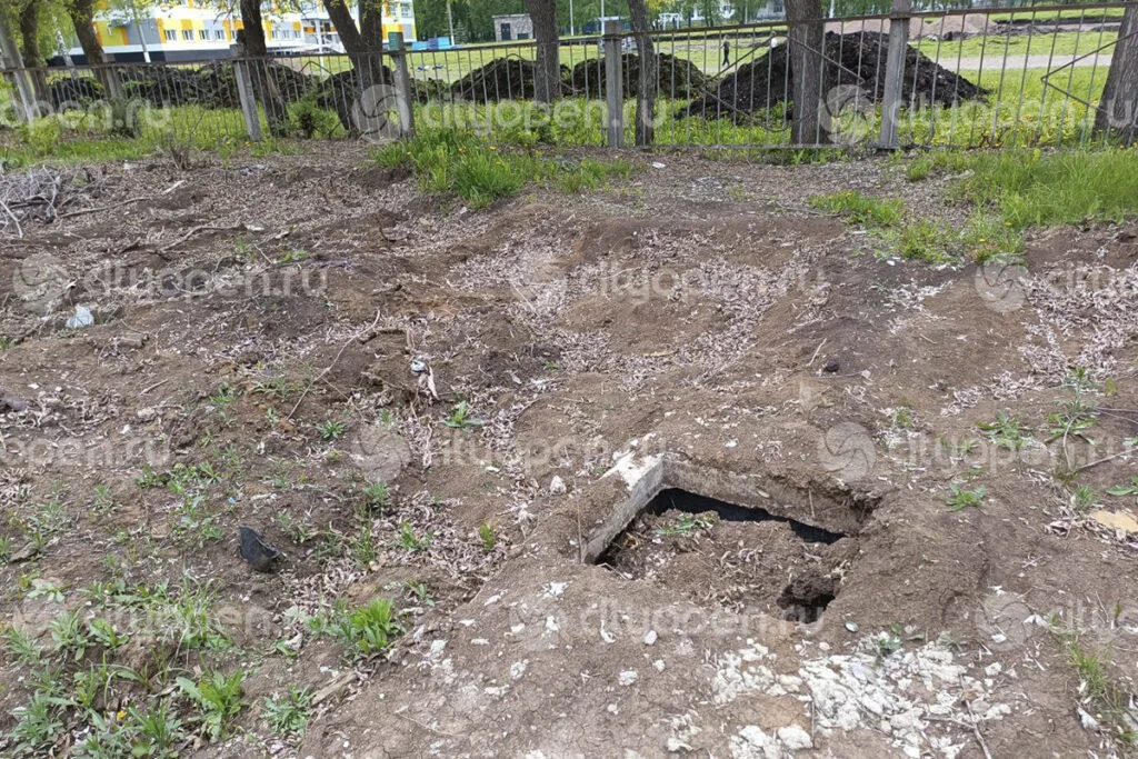 В Стерлитамаке на месте снесенных погребов возле школы появились ямы