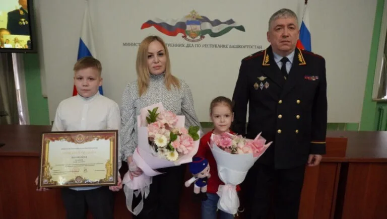 Мальчика из Стерлитамака, спасшего сестренку от похитителя, наградил глава МВД России