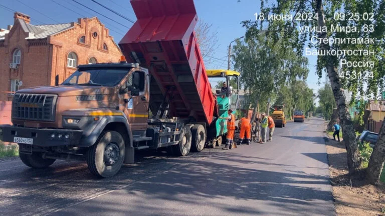 В Стерлитамаке на ул. Мира укладывают выравнивающий слой дороги