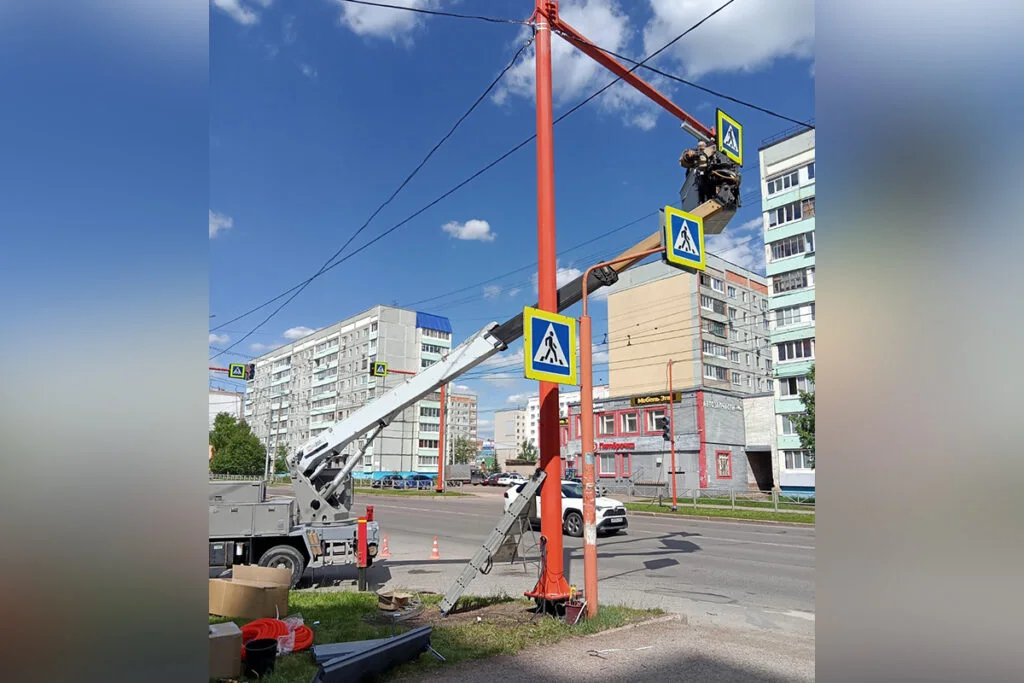 В Стерлитамаке установили первый в городе светофор с бело-лунной секцией