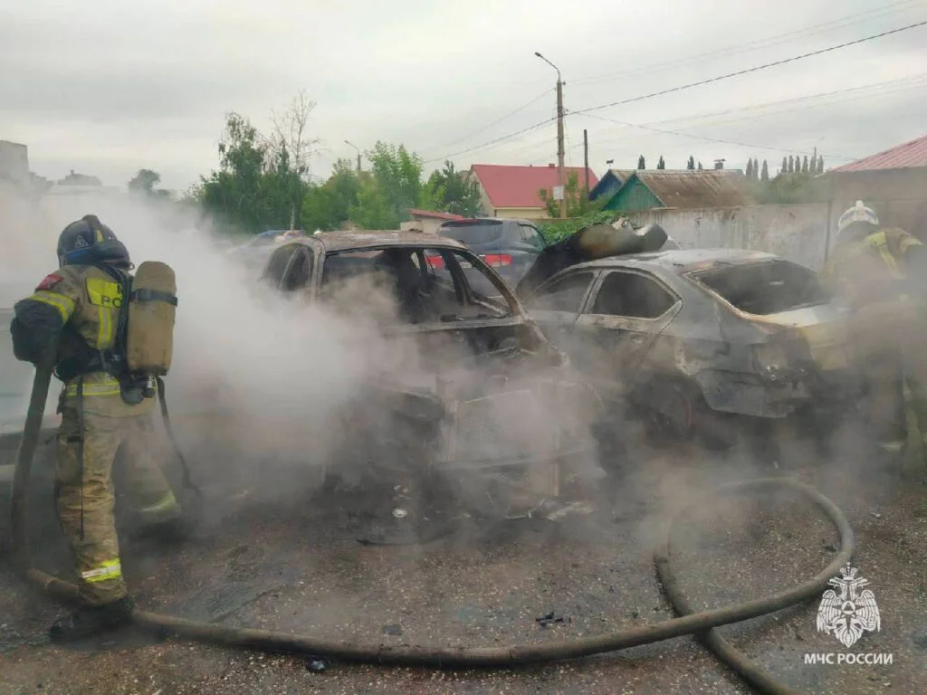 В Стерлитамаке утренний пожар повредил пять автомобилей