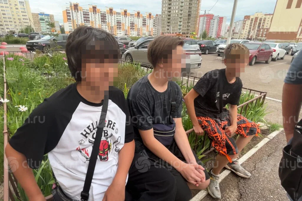 В Стерлитамаке школьники разбили камеру домофона бутылкой