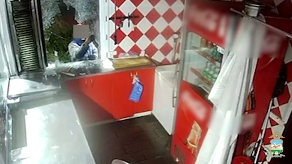 В Стерлитамаке мужчина вынес гриль и деньги из киоска с шаурмой