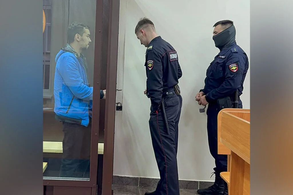 Мужчину, напавшего с ножом на полицейских на крыше ТЦ в Стерлитамаке, заключили под стражу